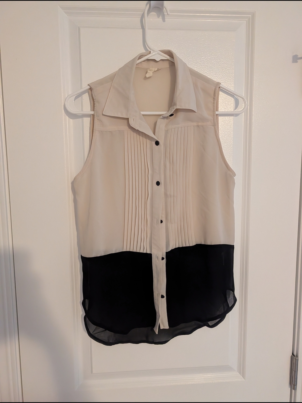 Mind Code Sleeveless Two-Tone Pintuck Button-Up Top - Cream & Black
